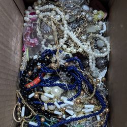 7 Lb Grab Bag Of Jewelry 