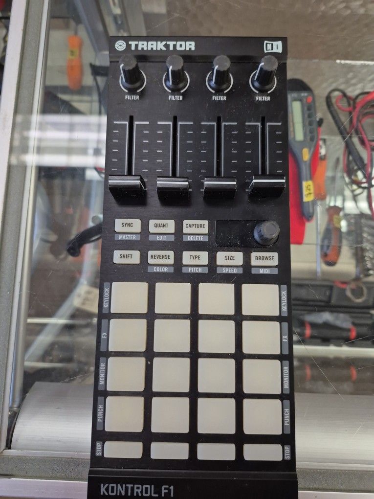 Traktor Kontrol F1 DJ Controller