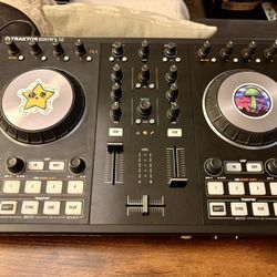 Traktor S2 DJ Controller
