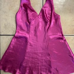 vestido corto de satén color fucsia intenso con escote en V.  Size L