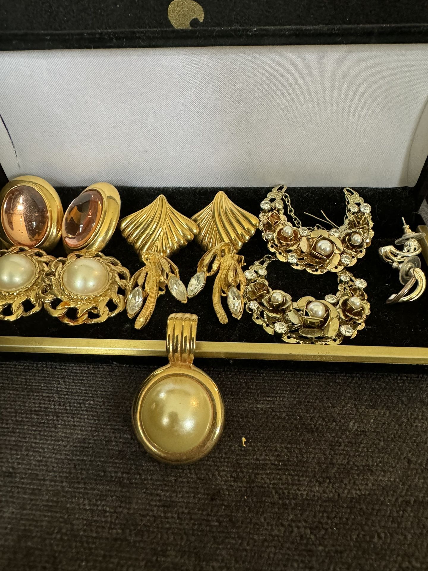 Earrings - Claps And Pierced