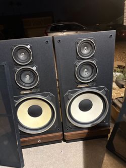 Mitsubishi SS-106 is a vintage 3-way floorstanding passive speaker system produced during the 1980s