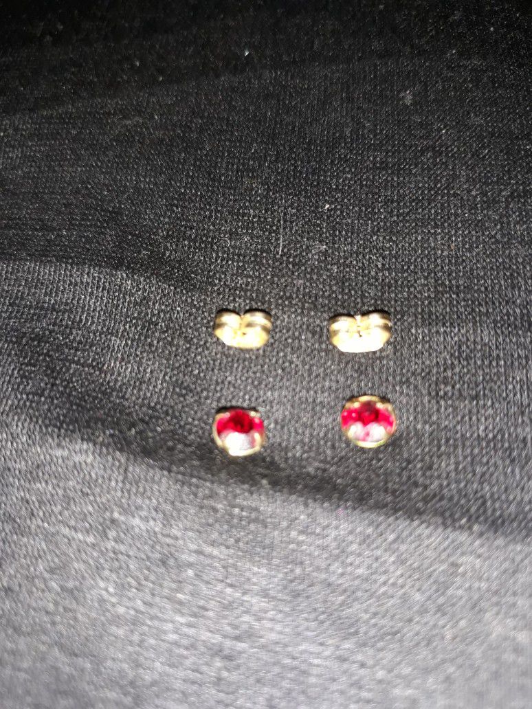 14K Gold Women's Garnet Stud Earrings