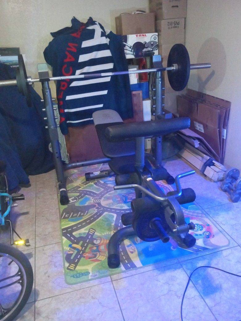 XRS-20 Weight Bench with 165 lbs of Plates.