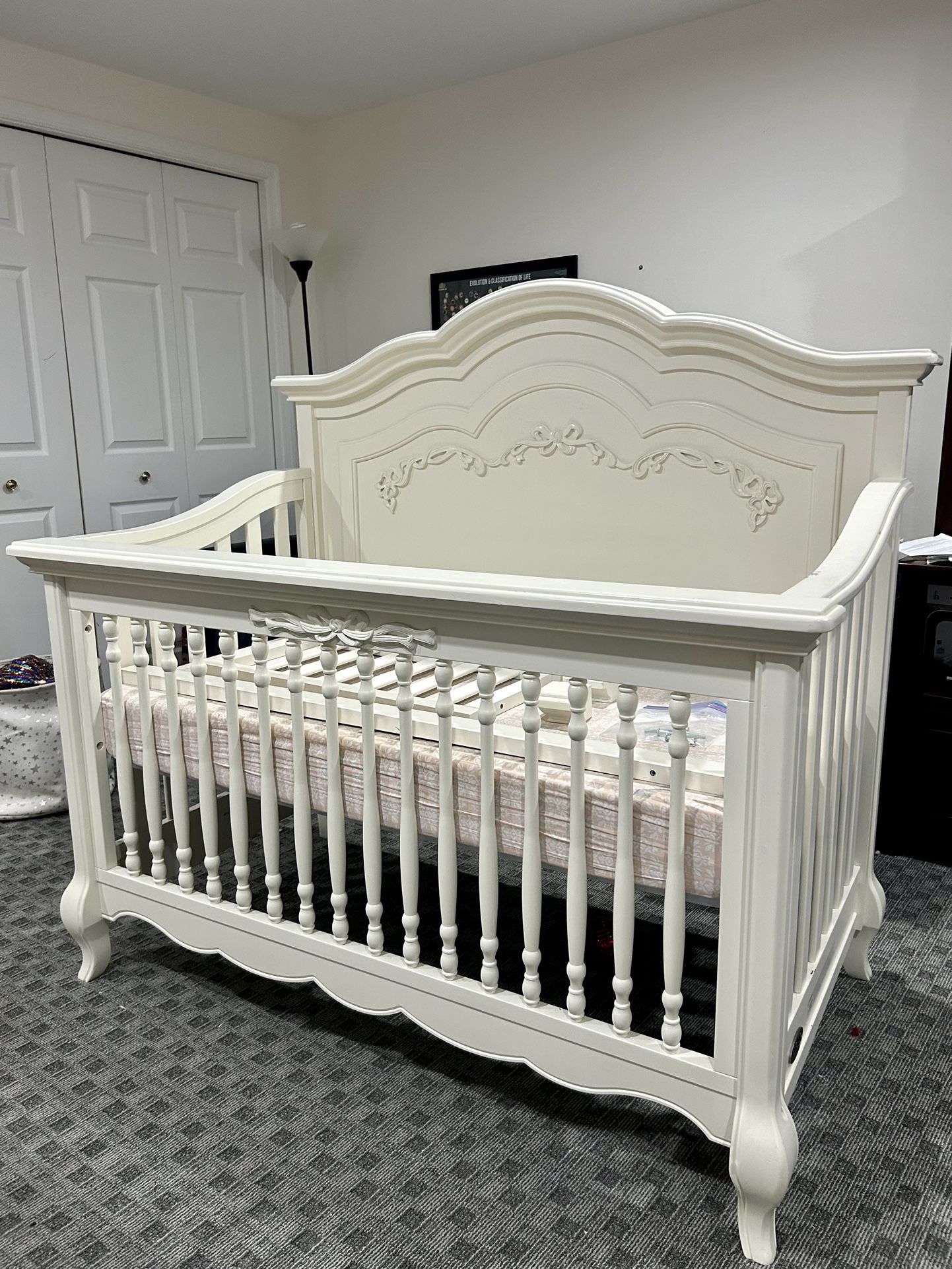 Evolur Aurora 5-In-1 Convertible Crib In Ivory Lace, Greenguard Gold Certified, Features 3 Mattress Height Settings, Sturdy And Spacious Baby Crib, Wo