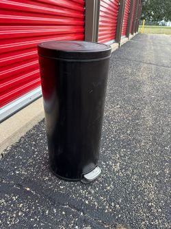 Black Round Step Trash Can
