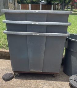 Large trash can/ rolling bin