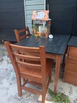 Table Tow Chairs