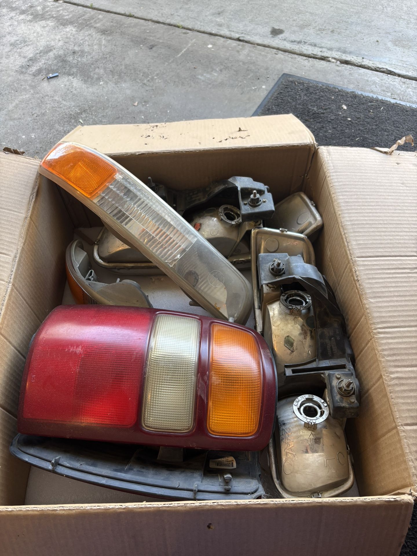 00-06 Suburban Tail Lights Headlights 