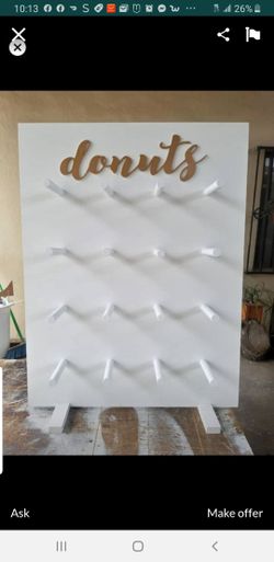 Dounut stands doughnut