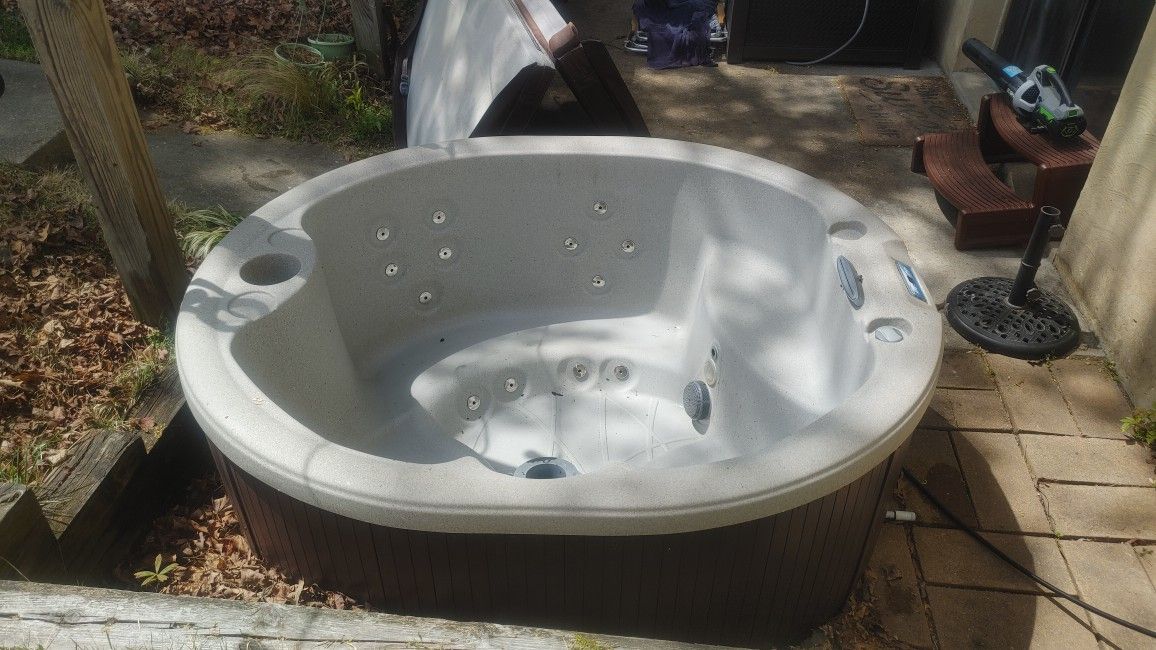 Aquaterra Spas Calavera 21-jet
4-person Rotomolded Spa
Plug-n-Play