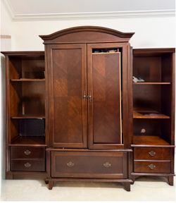 Entertainment center