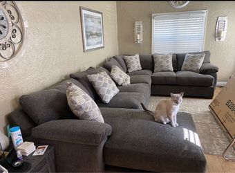 Living spaces massive 3 piece sectional