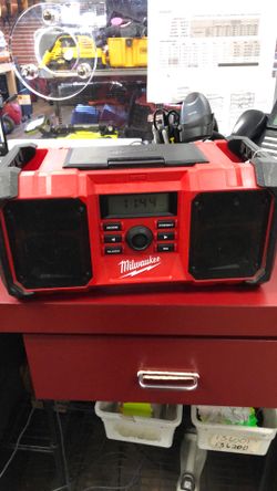 1003 Milwaukee 2890-20 M18 Lithium Ion Jobsite Radio (Tool Only) 547946