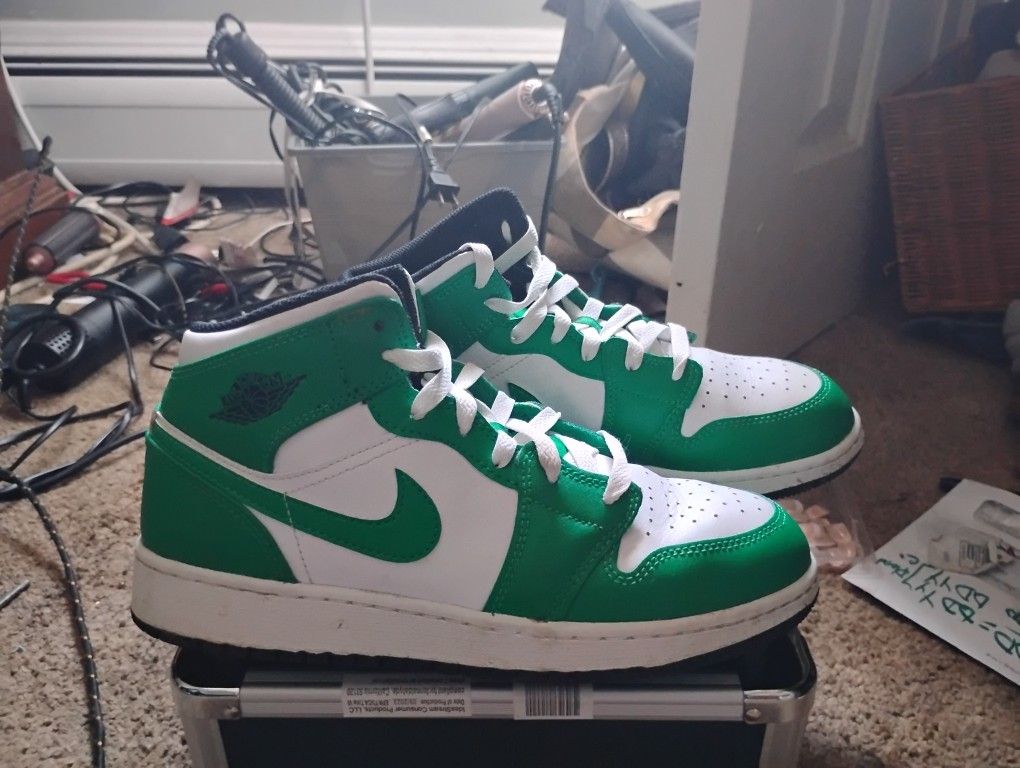 Rare Jordan 1s Mids Lucky Green Size 6