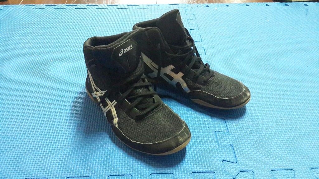 $25 wrestling asics shoes size 7.5