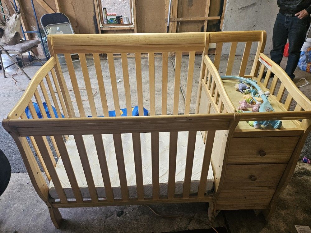 Mini crib with changing table