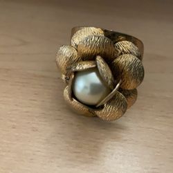 1960’s Chunky Brushed Gold Tone Center Faux Pearl Flower Ring