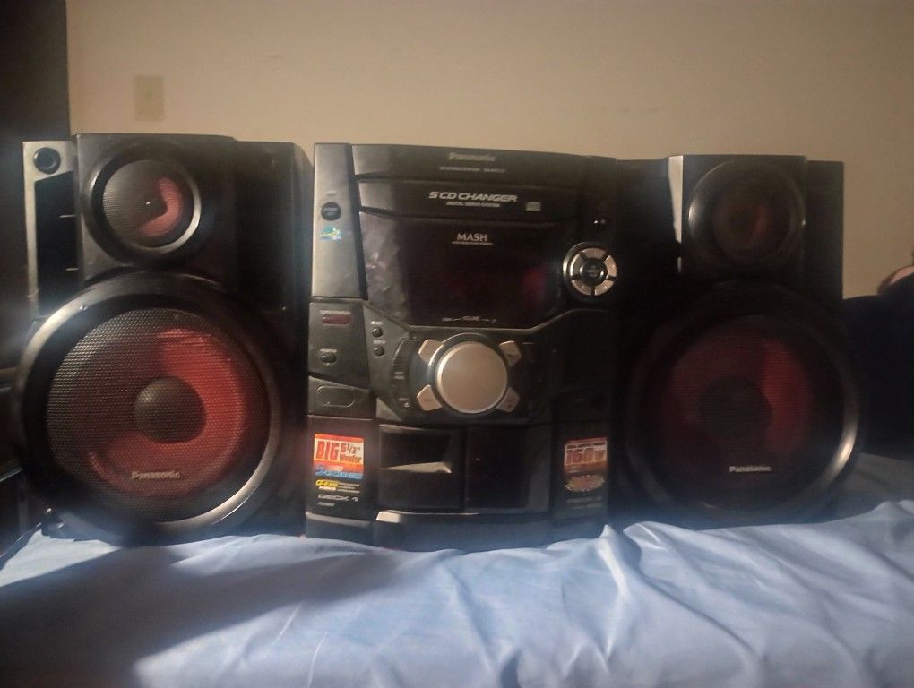 Black Panasonic SA-AK110 stereo system