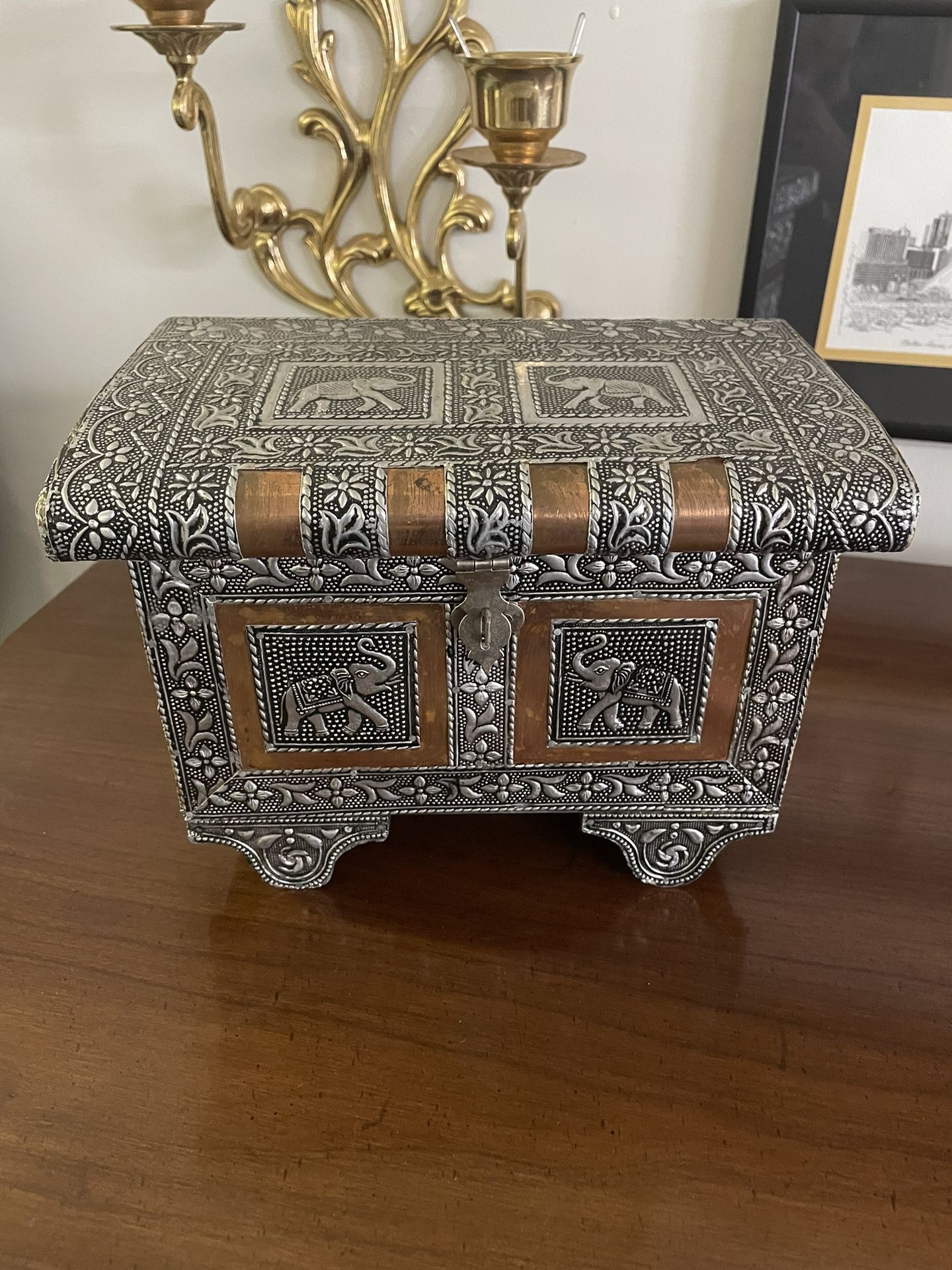 Vintage metal elephant jewelery / storage Box