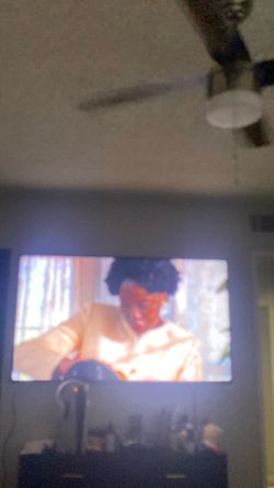 65inch Comes with remote and mount