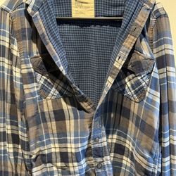 American Eagle Outfitters men's flannel long sleeve button-up shirt in a blue checkers size S