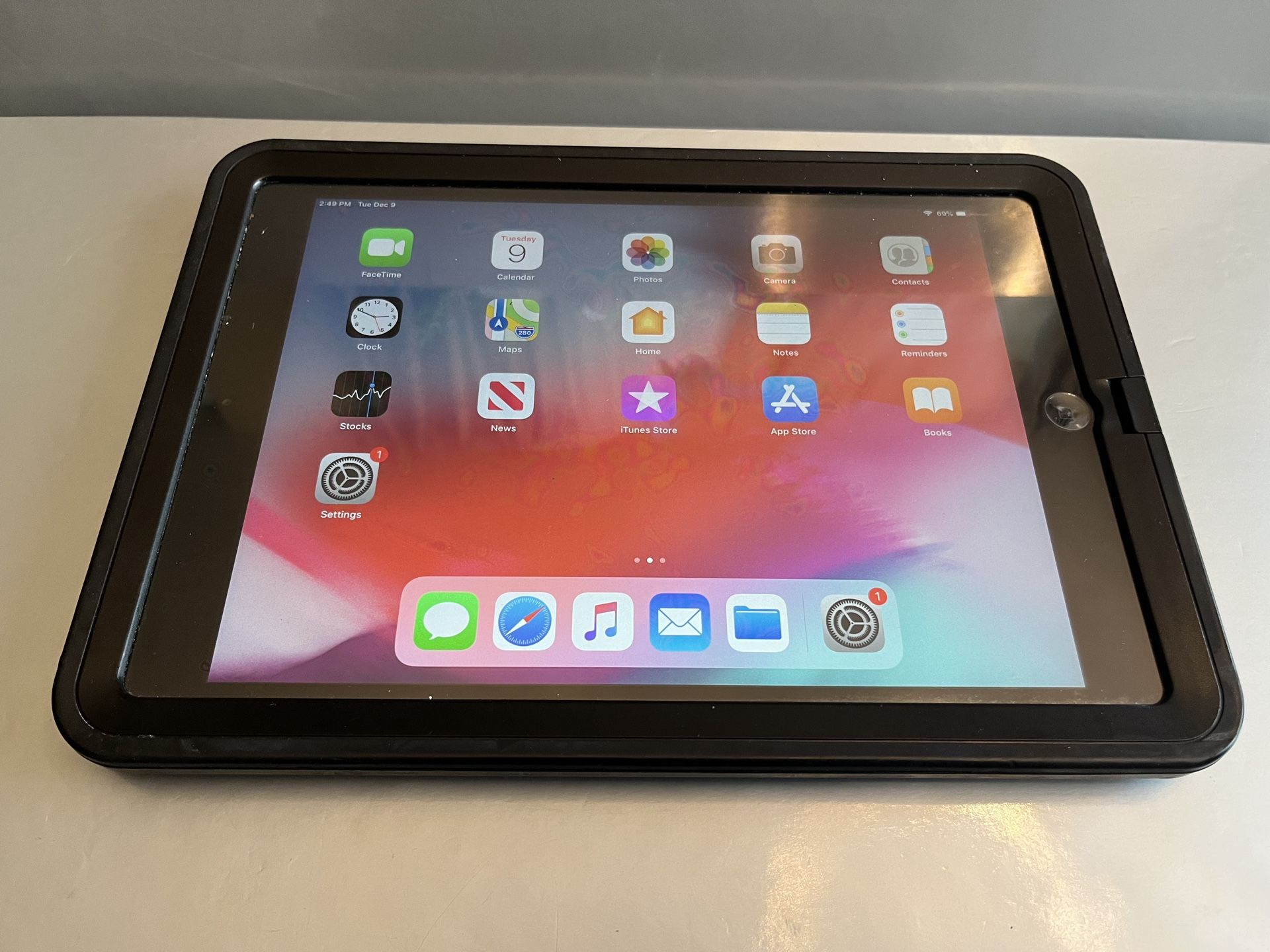 Apple iPad Air 1st Gen Black A1474 16GB Tablet 9.7” iOS 12 w/ Charger - $49