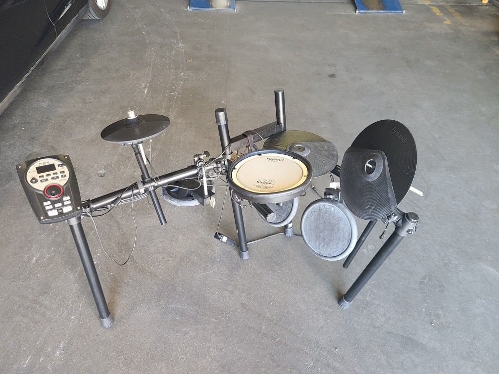 ROLAND TD-11 ELECTRIC DRUM SET