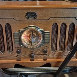 Thomas Museum Series Vintage-Style Record Player / Radio / Cassette