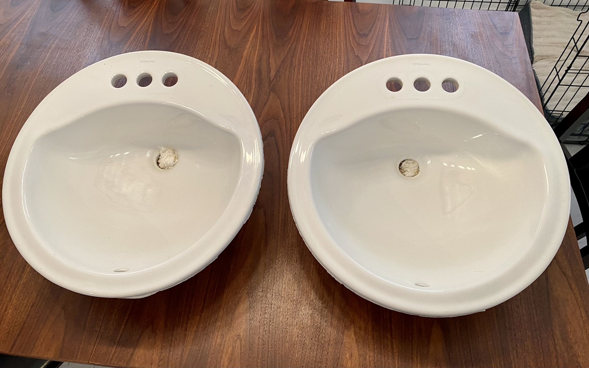 2 Porcelain sinks