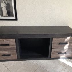 TV Stand With Shelving In Middle 