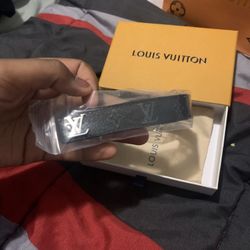 Louis Vuttion Braclet 