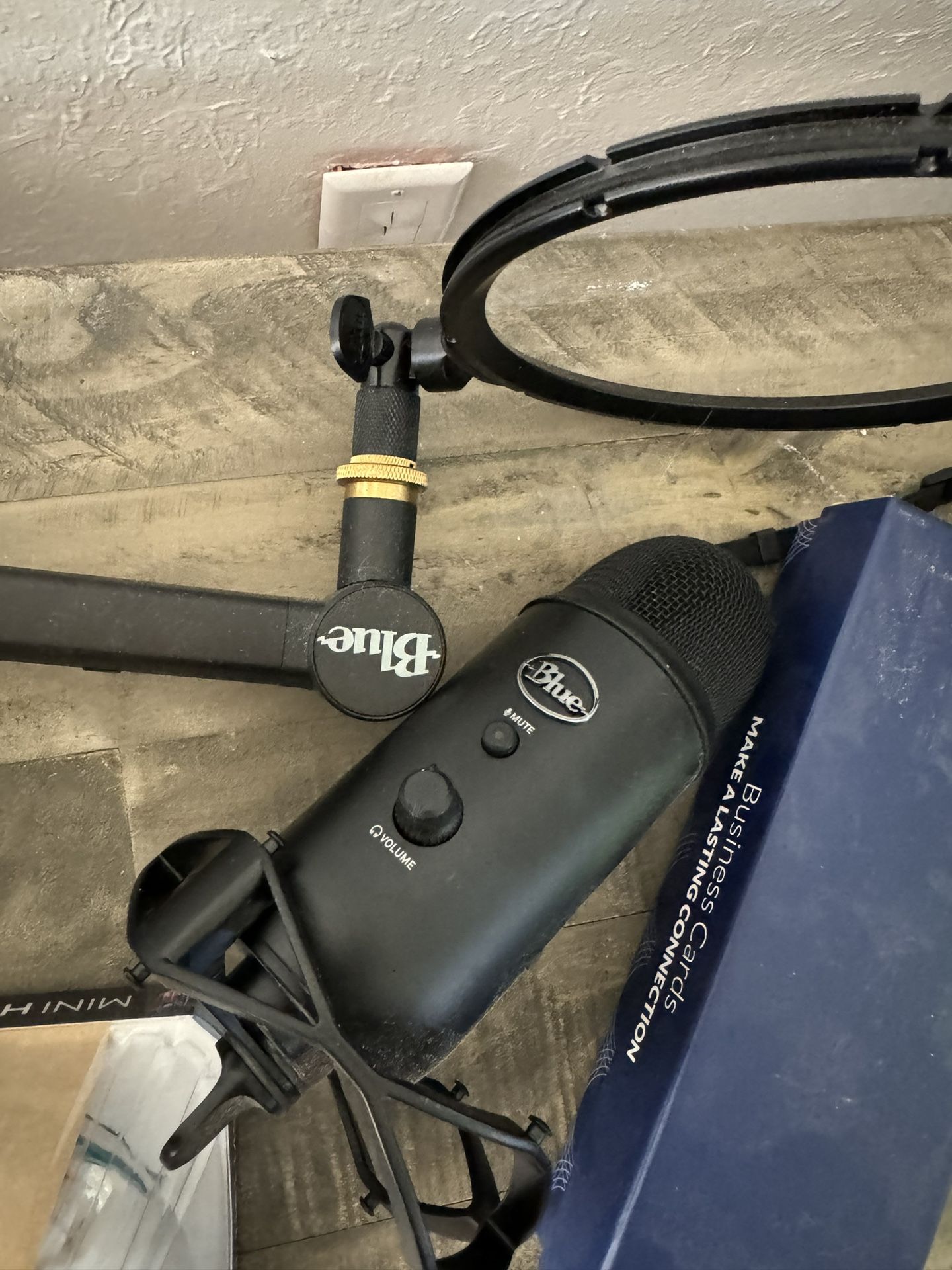“Blue” Podcast Mic And Arm
