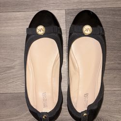Micheal Kors Shoes Women ( Shipping  Only  and Please  send me your Address  )