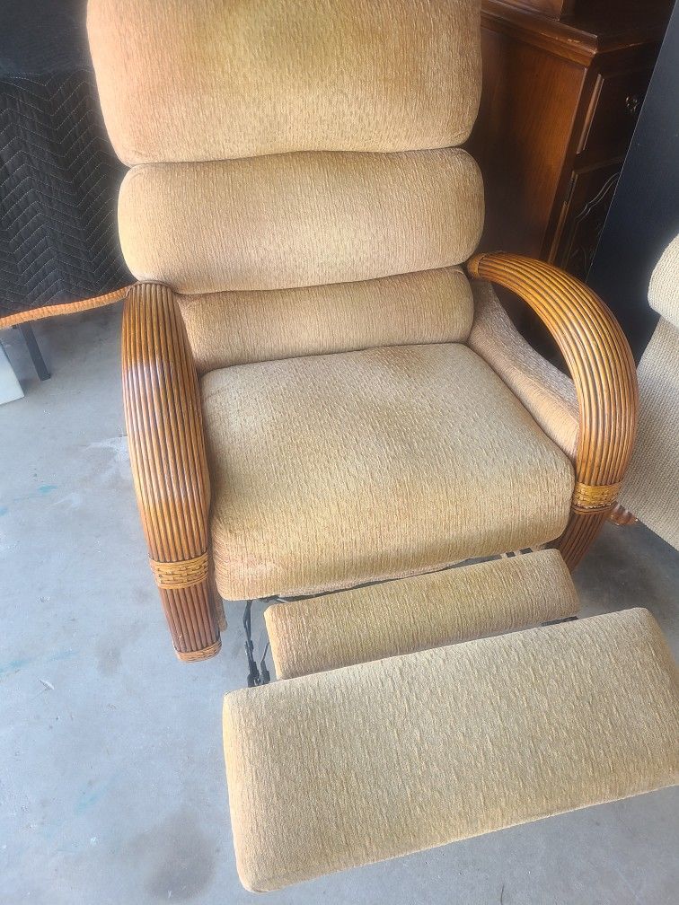SELLING THIS BEAUTIFUL RECLINER 