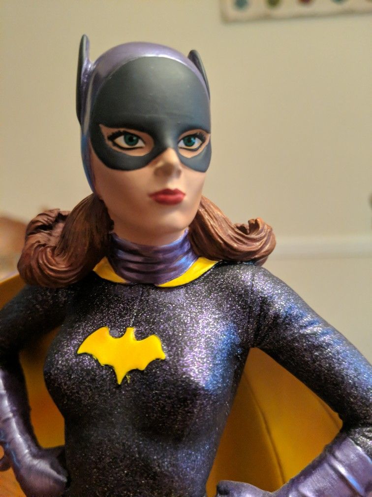 LIMITED EDITION 12 INCH BATGIRL "YVONNE CRAIG" STATUE