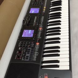 Roland E-A7 61-key Arranger Keyboard