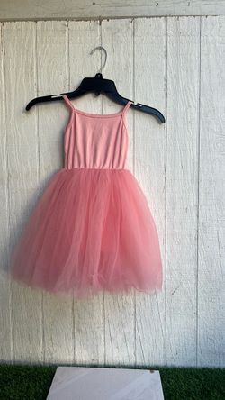 encantador vestido rosa de tiritas con cuerpo acanalado y falda de tul abullonada recuerda a los diseños de princesas y fiestas infantiles. [1] (https