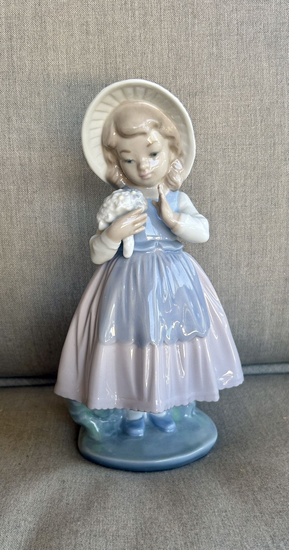 Lladro Daisa Girl with Bouquet Figurine made in Spain Vintage Collectible
