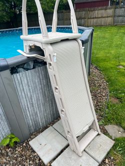 Pool ladder