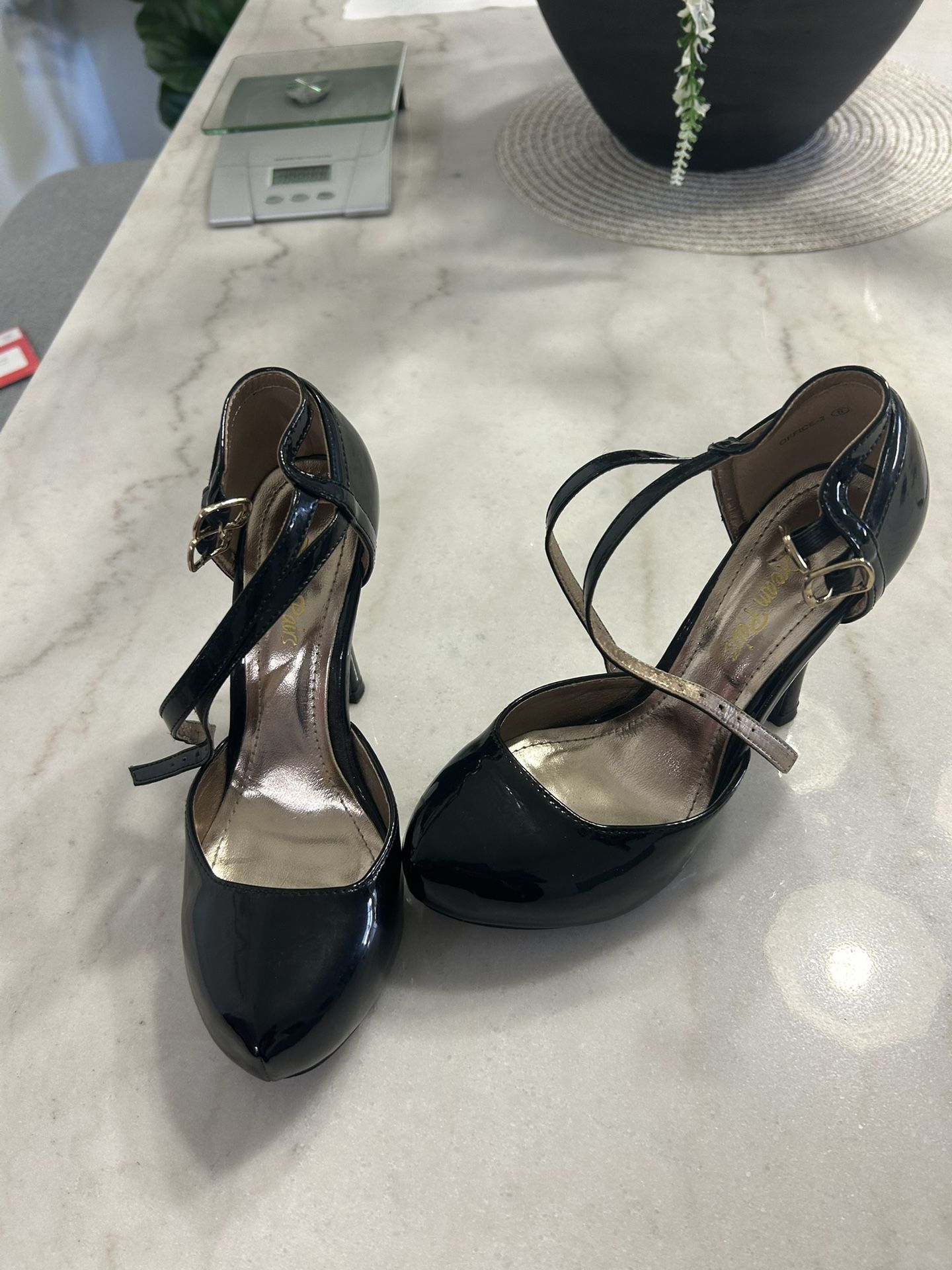 Dream pairs black, size 6, heel pumps