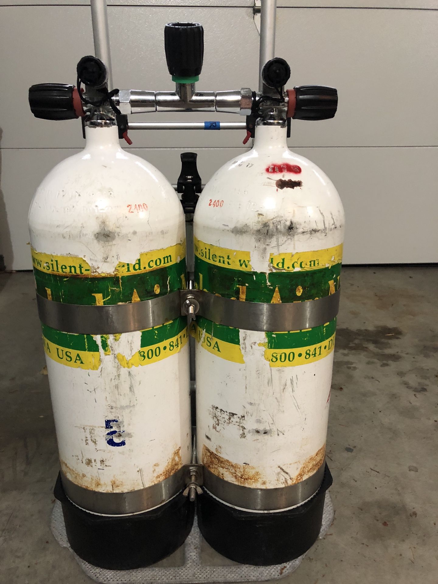 Scuba tanks: Faber LP95 steel doubles, OMS manifold