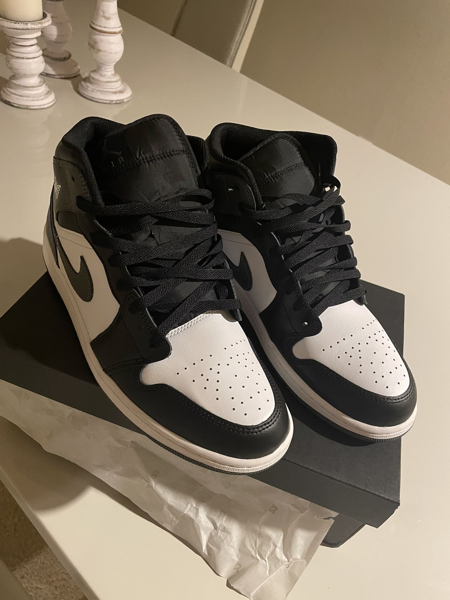 Air Jordan 1s (black/white)