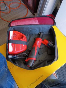 Milwaukee M12 Cordless Ratchet Kit with Charger