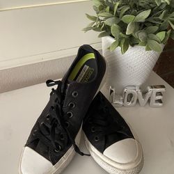 Converse Shoes Size 7 Mens/ 9 Women’s 