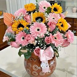 Ollas de barro with mixed florals for Mother’s Day/ Ollas de barro con flores mezcladas