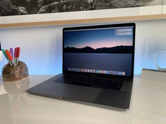 15” MacBook Pro Touch Bar 2.7 GHz Core i7 16GB ram 512SSD like new! 126 battery cycles!