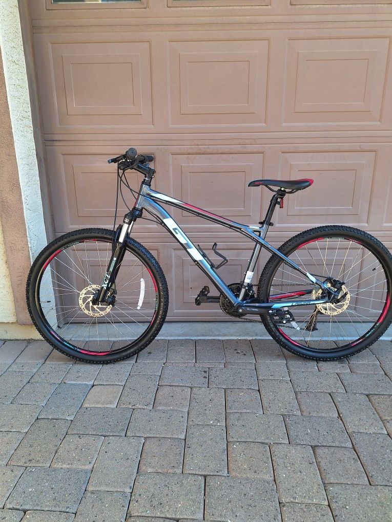 GT LAGUNA PRO 27.5 INCH MOUNTAIN BIKE LIKE NEW ( CHECK MY OTHER BIKES)