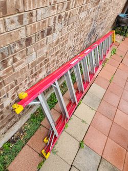 12ft Fiberglass Step Ladder 300 lb Capacity good conditión