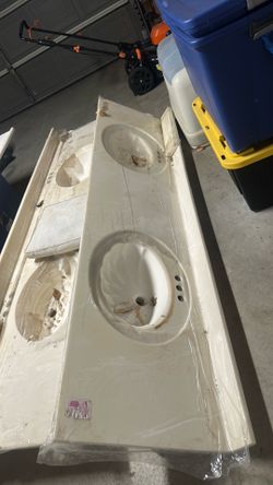 Double sink countertop